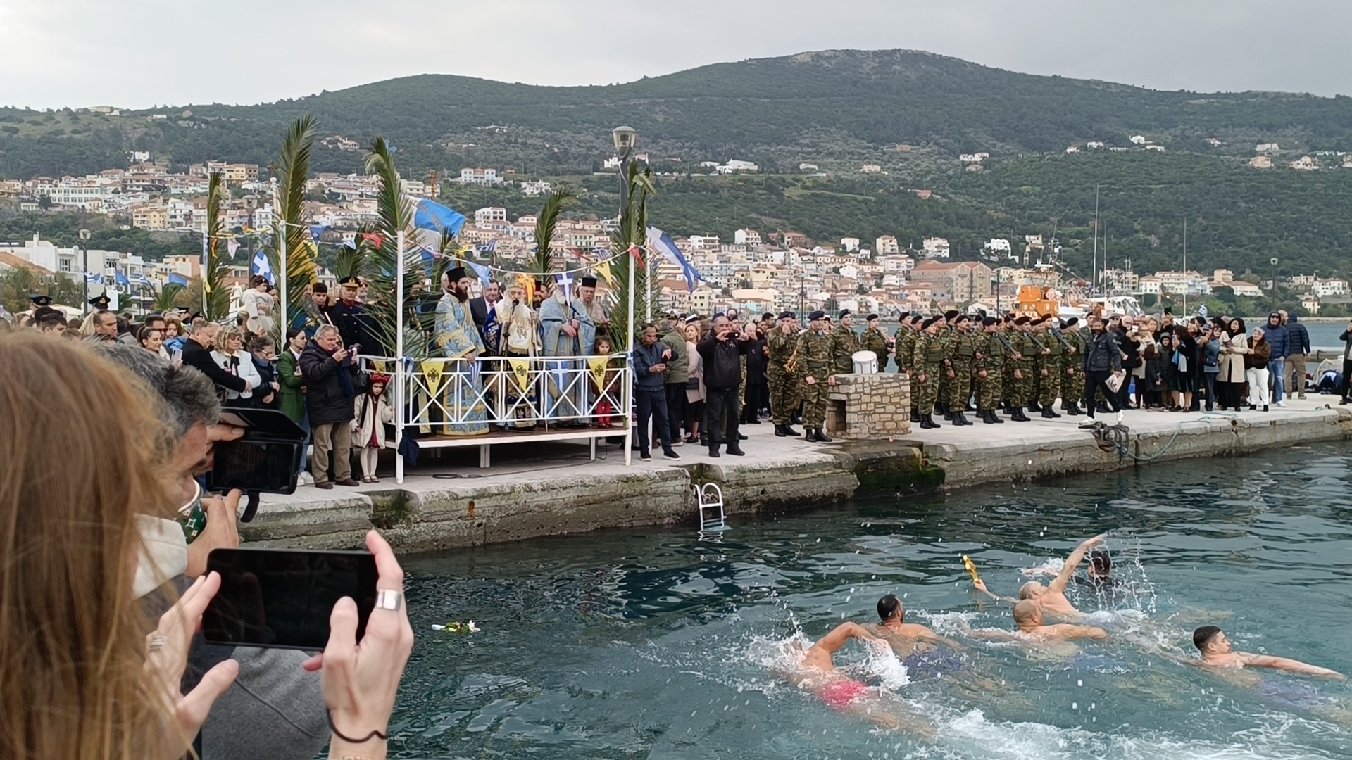Με κατάνυξη και τη συμμετοχή πλήθους κόσμου εορτάστηκαν τα Θεοφάνεια στη Σάμο