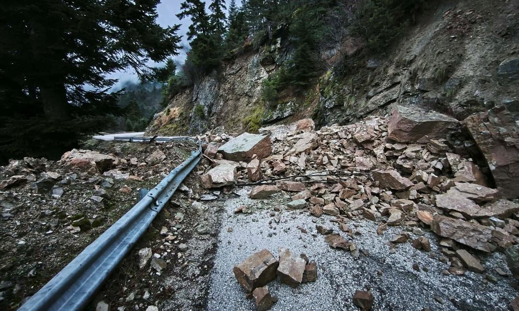 Προβλήματα από την έντονη βροχόπτωση στην Ήπειρο – Κατολίσθηση στο χωριό Ματσούκι στα Τζουμέρκα