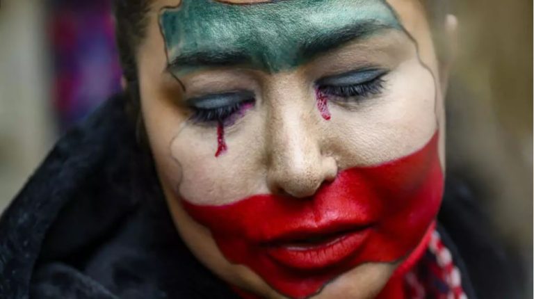 Η Ρουμπίνα, ο Ρεμπίν, ο Μεχντί και οι άλλοι: Τα πρόσωπα των θυμάτων της καταστολής στο Ιράν