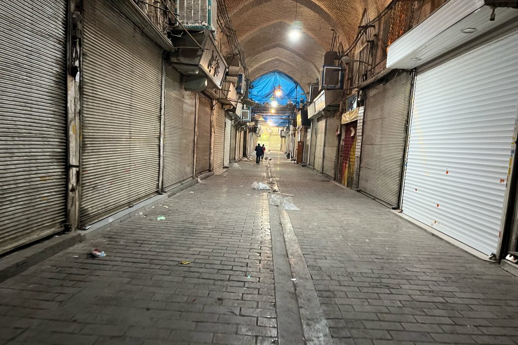 Ιράν: Μπορούν οι εξεγέρσεις να «ρίξουν» τον Χαμενεΐ; Ο ρόλος των παζαριών και οι περιορισμένες κινήσεις Τραμπ