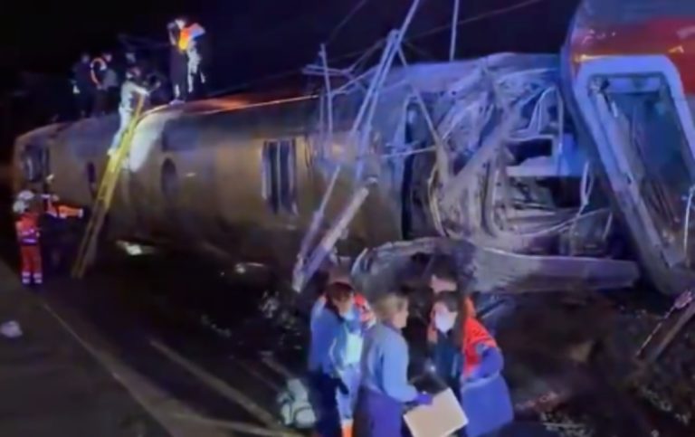 Εκτροχιασμός τρένων στην Ισπανία – Τουλάχιστον 10 νεκροί και εκατοντάδες τραυματίες