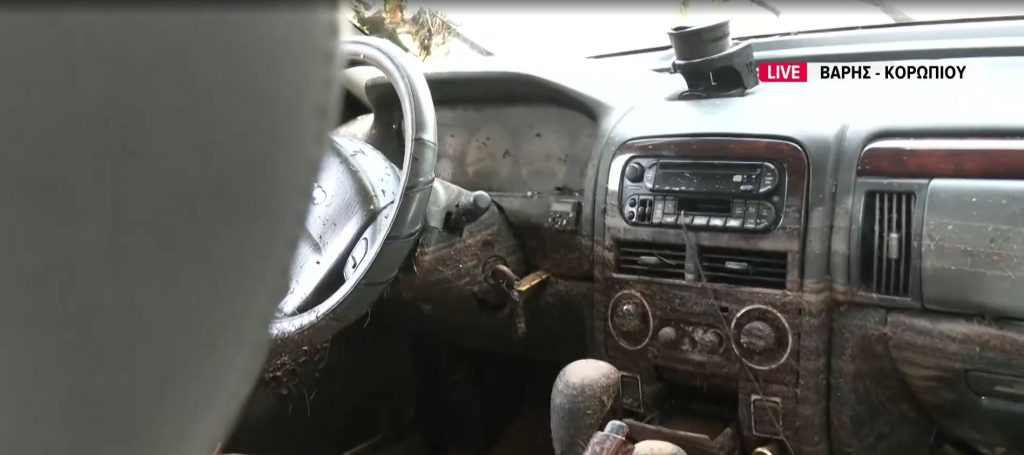 Γυναίκα παρασύρθηκε με το αυτοκίνητό της και έμεινε για τρεις ώρες σε ένα δέντρο – Συγκλονίζει η μαρτυρία του συζύγου της στο ΕΡΤnews