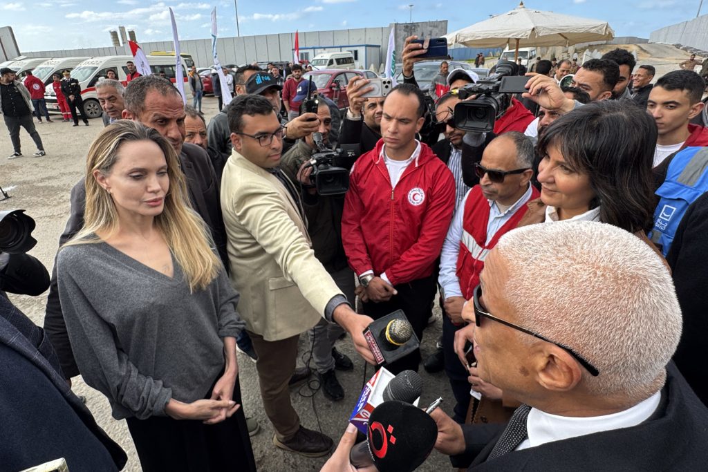 Η Αντζελίνα Τζολί επισκέφθηκε το πέρασμα της Ράφα και συνομίλησε με Παλαιστίνιους από τη Γάζα