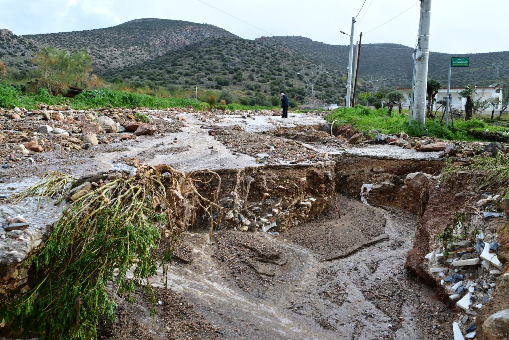 Εκτεταμένες ζημιές και καταστροφές από το πέρασμα της φονικής κακοκαιρίας – Αυτοψία του ΕΡΤnews