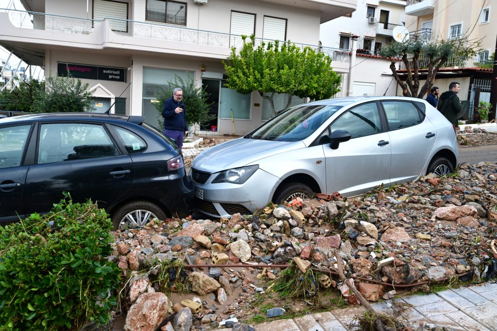 Εκτεταμένες ζημιές και καταστροφές από το πέρασμα της φονικής κακοκαιρίας – Αυτοψία του ΕΡΤnews