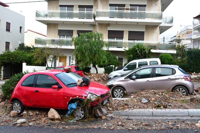 Εκτεταμένες ζημιές και καταστροφές από το πέρασμα της φονικής κακοκαιρίας – Αυτοψία του ΕΡΤnews