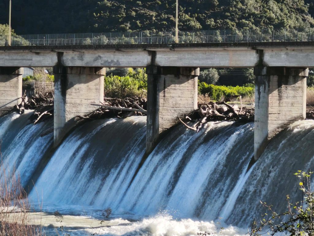 Ήπειρος: Υπερχείλιση του ποταμού Καλαμά – Μηχανήματα απομακρύνουν φερτά υλικά