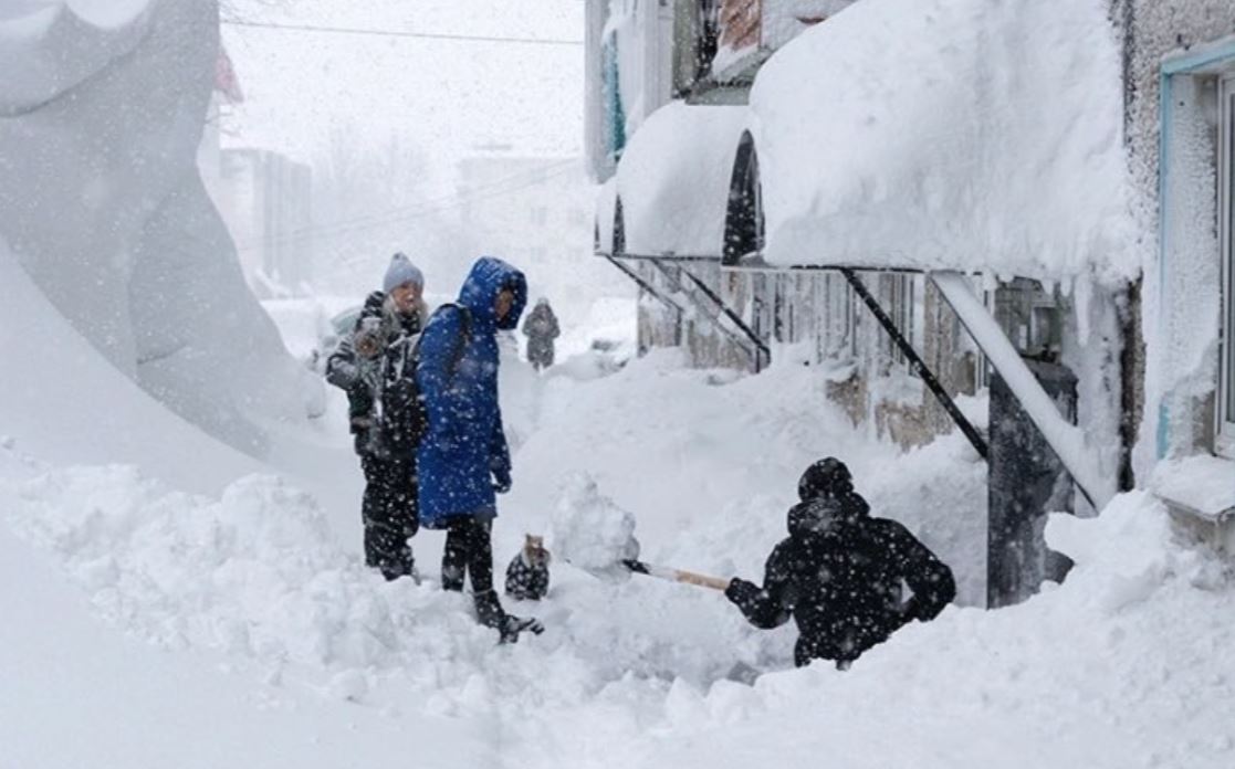 Σπίτια θαμμένα κάτω από το χιόνι στην Καμτσάτκα – Σκάβουν τούνελ οι κάτοικοι για να φτάσουν στα σπίτια τους