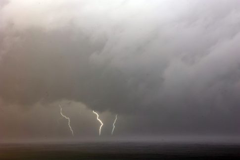Ράγισαν καρδιές στην Τούμπα για τους επτά οπαδούς του ΠΑΟΚ – Με δάκρυα, καπνογόνα και συνθήματα το τελευταίο αντίο