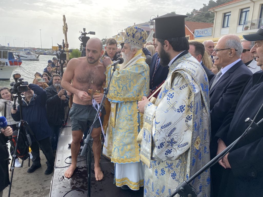 Πλήθος πολιτών στον καθαγιασμό των υδάτων στο Κατάκολο