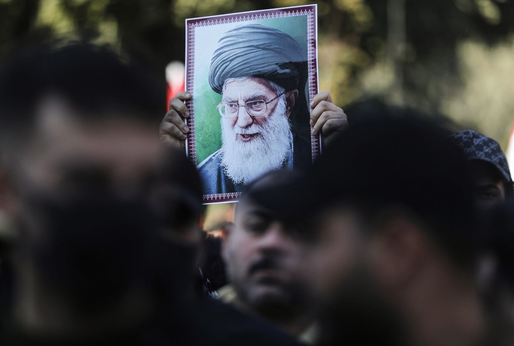 &Tau;&rho;&alpha;&mu;&pi; &sigma;&tau;&omicron; Politico: Ή&rho;&theta;&epsilon; &eta; ώ&rho;&alpha; &nu;&alpha; &alpha;&nu;&alpha;&zeta;&eta;&tau;&eta;&theta;&epsilon;ί &nu;έ&alpha; &eta;&gamma;&epsilon;&sigma;ί&alpha; &sigma;&tau;&omicron; &Iota;&rho;ά&nu; &ndash; &Omicron; &Chi;&alpha;&mu;&epsilon;&nu;&epsilon;ΐ &epsilon;ί&nu;&alpha;&iota; ά&rho;&rho;&omega;&sigma;&tau;&omicron;&sigmaf;