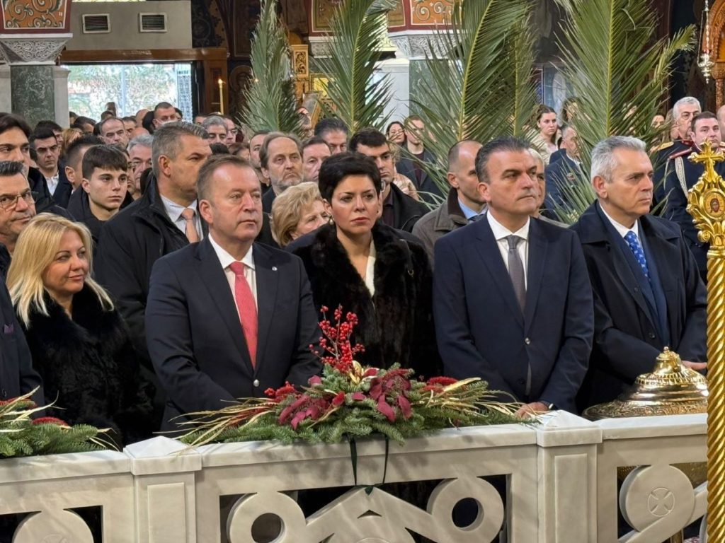 Ο 22χρονος Ραφαήλ ανέσυρε τον σταυρό από τα νερά του Πηνειού στη Λάρισα