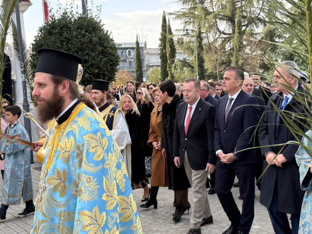 Ο 22χρονος Ραφαήλ ανέσυρε τον σταυρό από τα νερά του Πηνειού στη Λάρισα
