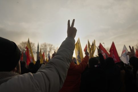 Σάντσεθ σε Μασκ για τη νομιμοποίηση μεταναστών στην Ισπανία: «Ο Άρης μπορεί να περιμένει, η ανθρωπιά όχι»