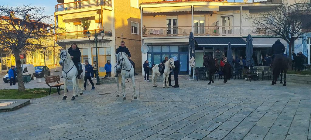 Κοζάνη: Οι καβαλάρηδες του Κρόκου αναχώρησαν για το μοναστήρι του Αγίου Νικάνορα 