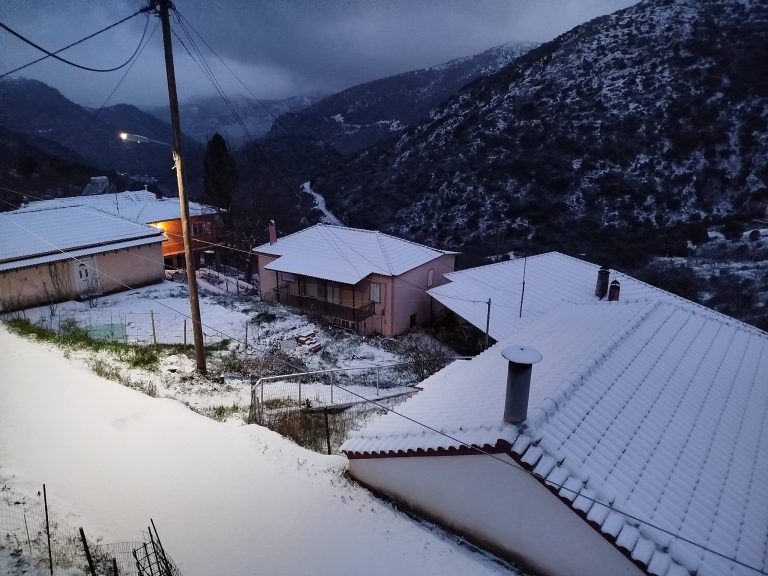 Καιρός: Στα λευκά η Πάρνηθα και τα Βίλια, σε ποιες περιοχές χιονίζει – Πότε αλλάζει το σκηνικό