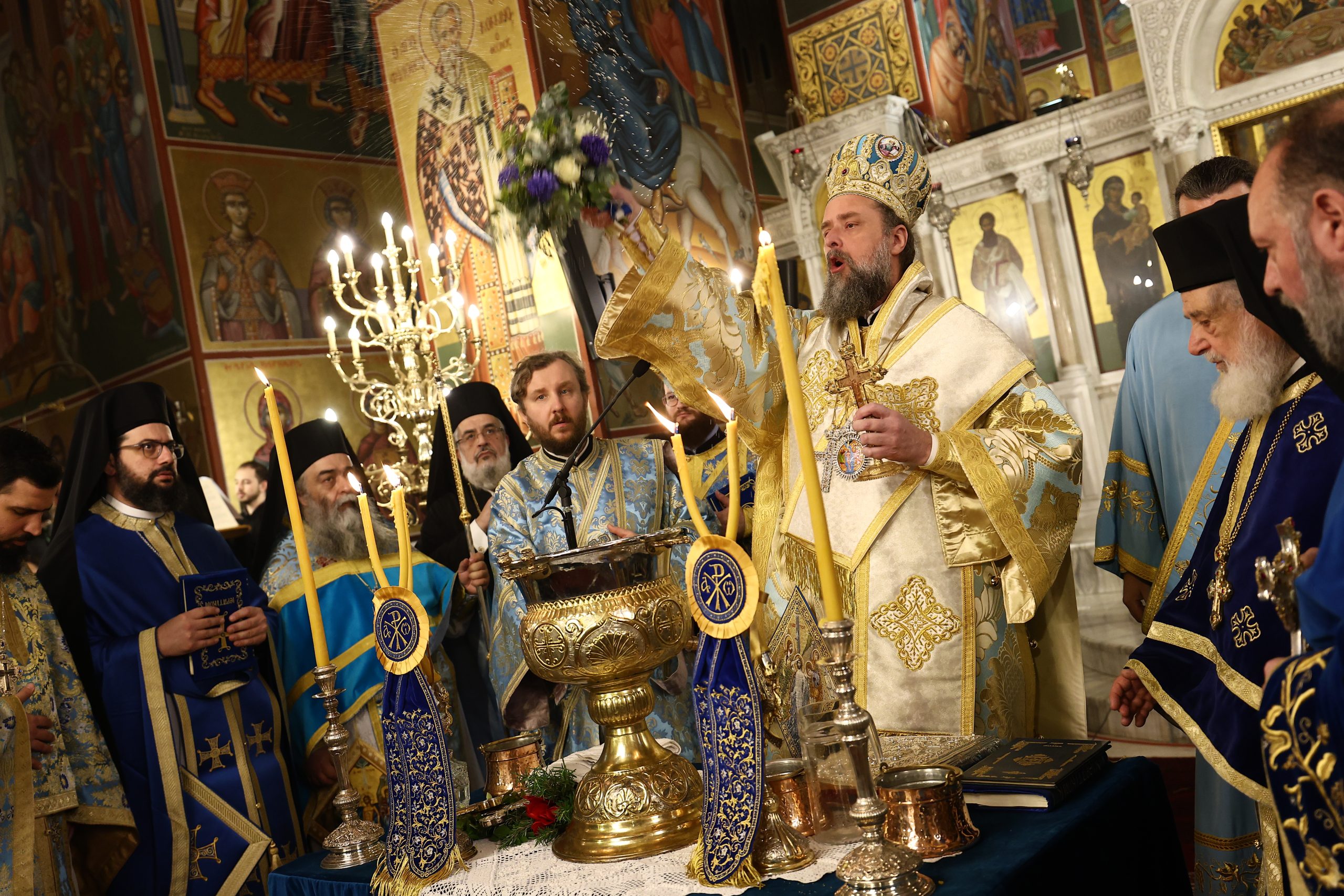 Με κατάνυξη και μεγαλοπρέπεια ο εορτασμός των Θεοφανίων στη Θεσσαλονίκη – Πλήθος κόσμου στη Θεία Λειτουργία