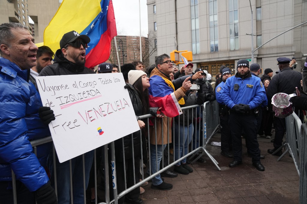 «Αιχμάλωτος πολέμου», «ηγέτης της Βενεζουέλας» και «αθώος» δήλωσε στο δικαστήριο ο Ν. Μαδούρο – Στις 17 Μαρτίου η ακρόασή του