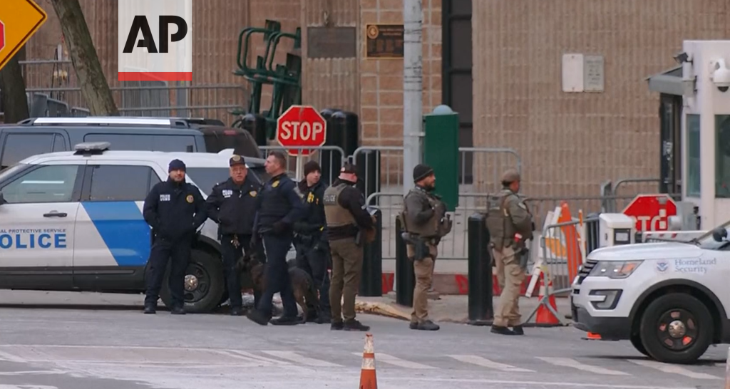 Live Η στιγμή της άφιξης του Νικολάς Μαδούρο στο δικαστήριο της Νέας Υόρκης