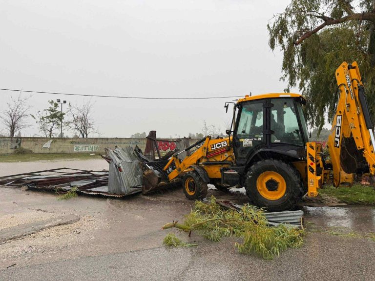 Η επόμενη μέρα της κακοκαιρίας στο Μεσολόγγι – Tέντες ξηλώθηκαν, δέντρα ξεριζώθηκαν, ζημιές σε καταστήματα