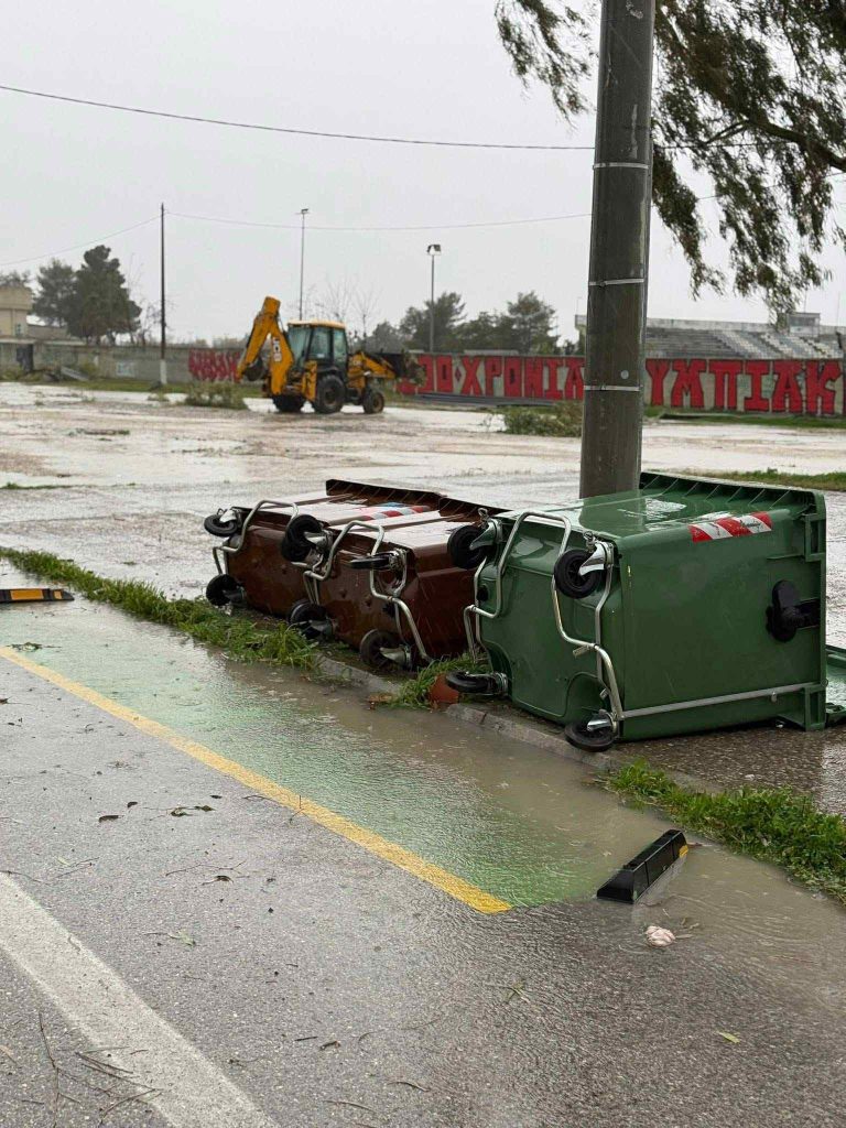 Η επόμενη μέρα της κακοκαιρίας στο Μεσολόγγι – Tέντες ξηλώθηκαν, δέντρα ξεριζώθηκαν, ζημιές σε καταστήματα