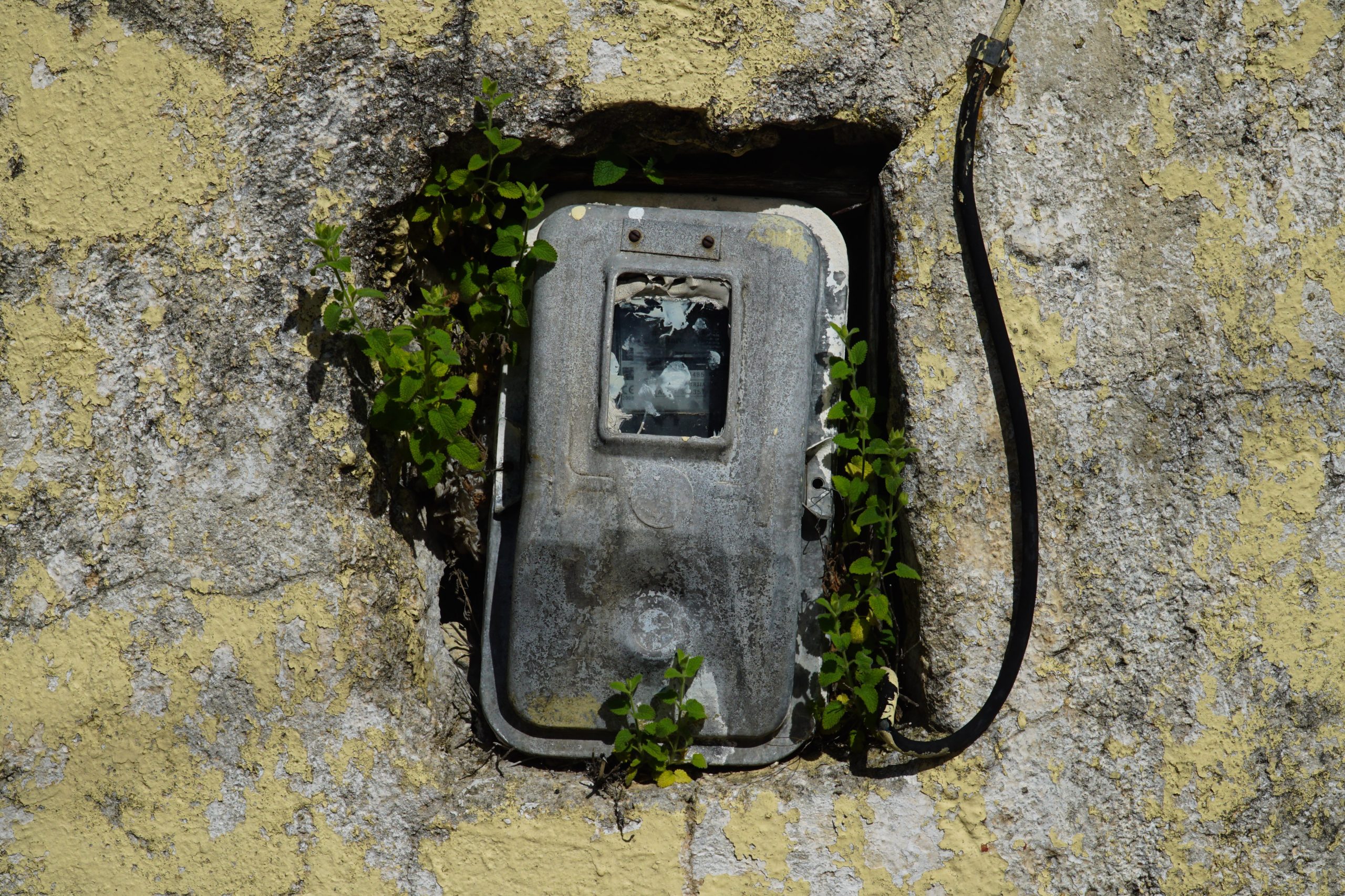 «Μάστιγα» η ρευματοκλοπή: Σχεδόν 400.000 παροχές ηλεκτροδοτούνται παράνομα – Πόσο κοστίζει σε κάθε καταναλωτή  