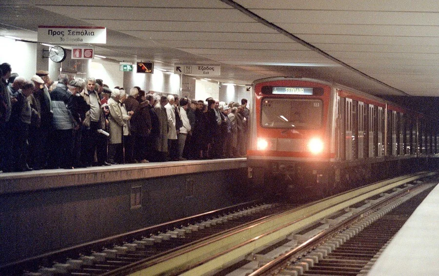 Όταν το Μετρό της Αθήνας εγκαινιάστηκε σαν… δεξίωση: Εικόνες από το 2000 που έγιναν ξανά viral