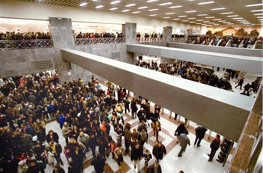 Όταν το Μετρό της Αθήνας εγκαινιάστηκε σαν… δεξίωση: Εικόνες από το 2000 που έγιναν ξανά viral