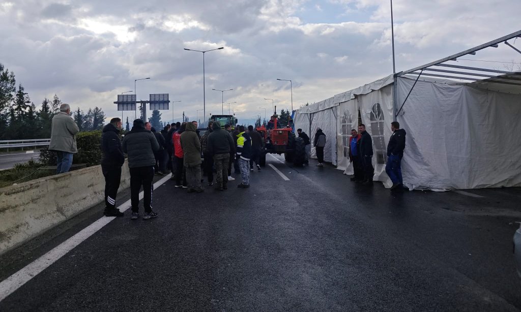 Αποχώρησαν με τα τρακτέρ οι αγρότες από το μπλόκο των Μικροθηβών