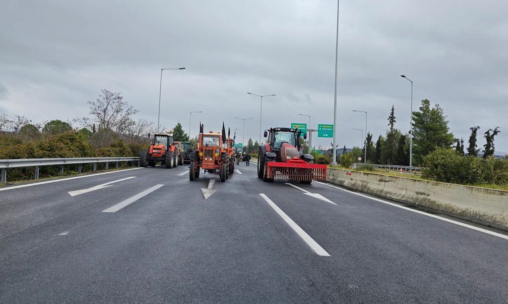 Αποχώρησαν με τα τρακτέρ οι αγρότες από το μπλόκο των Μικροθηβών