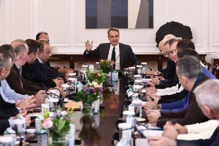 Ανοιχτή σε νέες συζητήσεις για τεχνικές βελτιώσεις η κυβέρνηση – Στα μπλόκα αποφασίζουν οι αγρότες