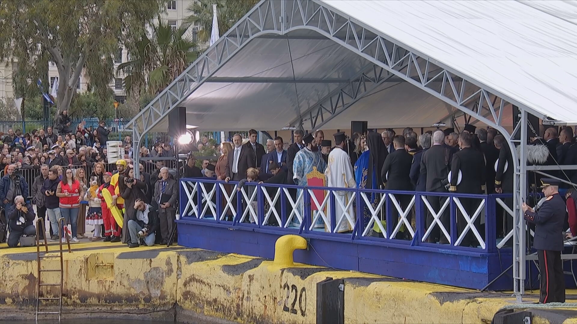 Μεγαλοπρεπής εορτασμός των Θεοφανείων στον Πειραιά – Live Ο αγιασμός των υδάτων και η ρίψη του Τίμιου Σταυρού