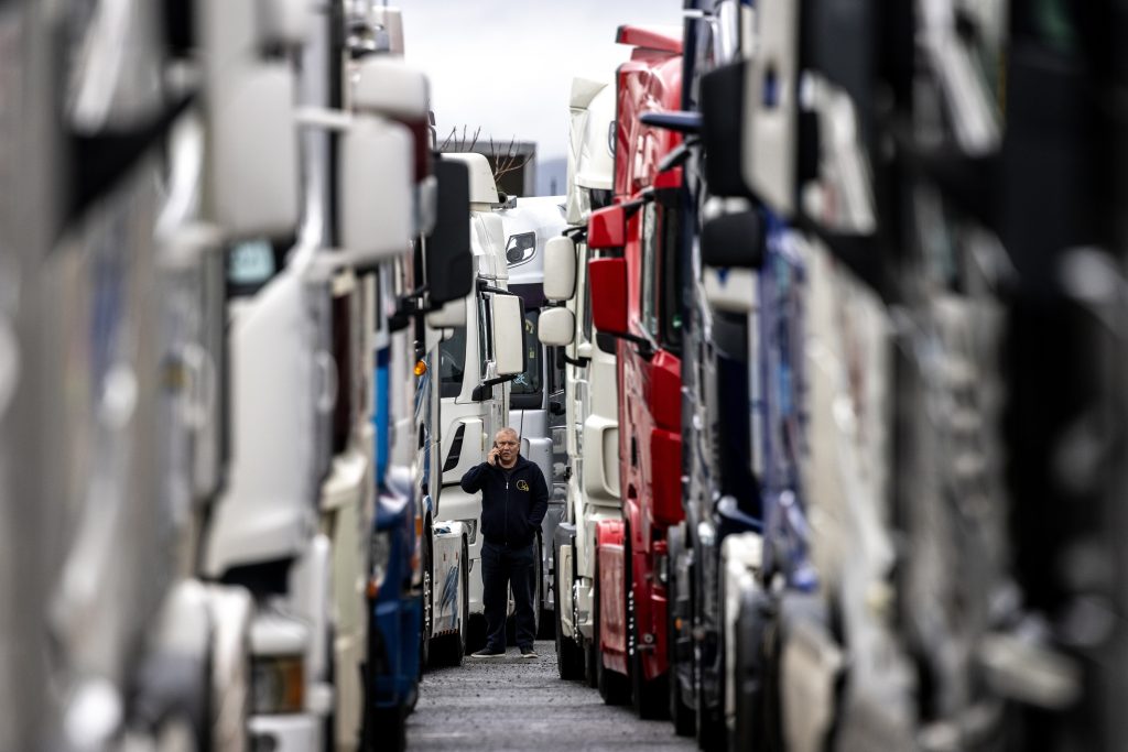 B. Μακεδονία: Συνεχίζεται ο αποκλεισμός συνόρων από οδηγούς φορτηγών χωρών των Δυτικών Βαλκανίων