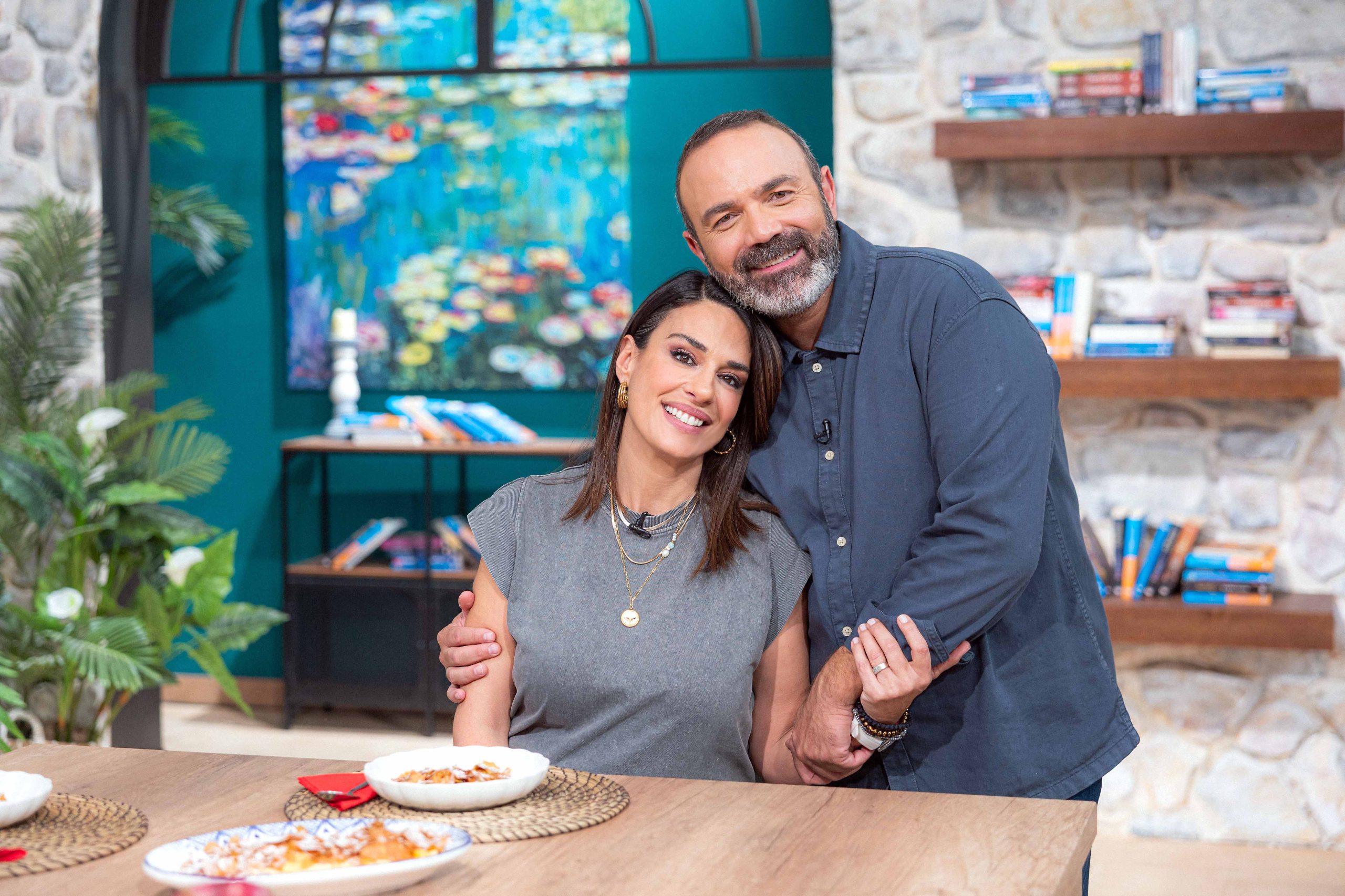 o-andreas-lagos-me-tin-aleksandra-douvara ΕΡΤ1: «ΠΟΠ Μαγειρική» με τον Ανδρέα Λαγό – Καλεσμένοι οι Βάσω Γουλιελμάκη, Χρήστος Νέζος, Αλεξάνδρα Δουβαρά, Μαλού Κυριακοπούλου, Βασίλης Χαλακατεβάκης