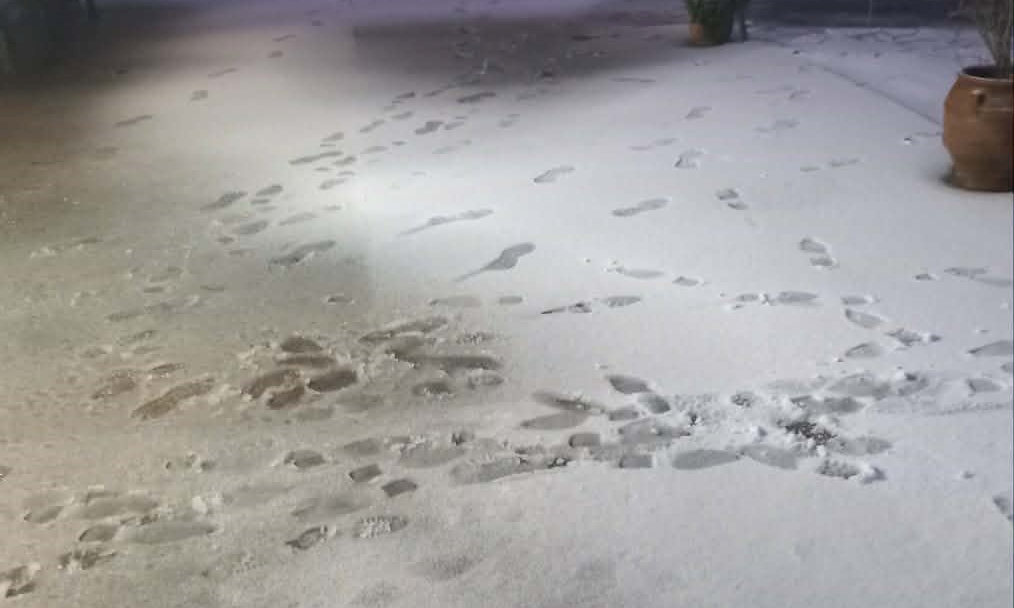 Χανιά: Στα λευκά ντύθηκε το οροπέδιο του Ομαλού – Χωρίς προβλήματα η κυκλοφορία