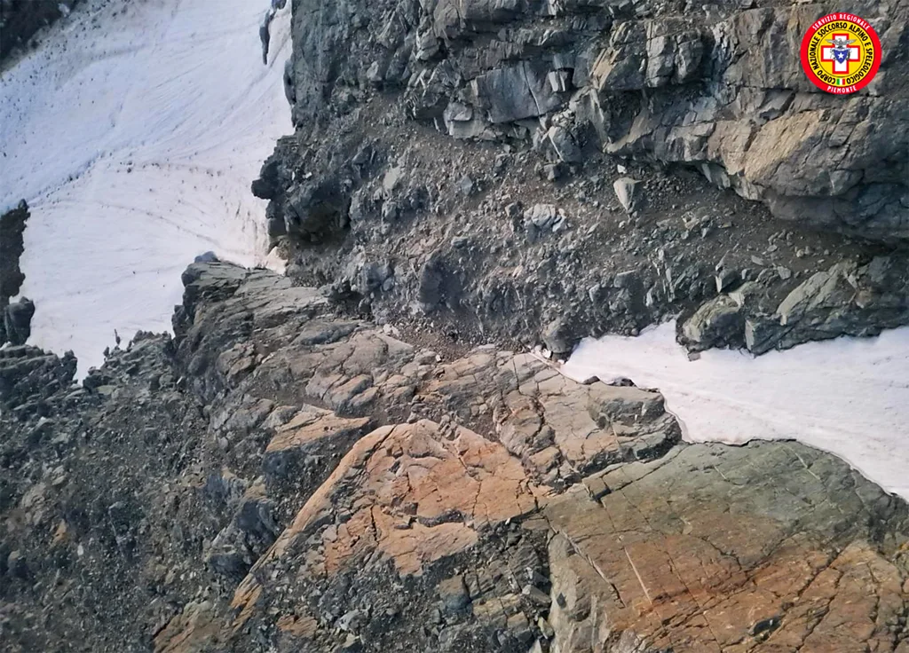 Πώς ένα κόκκινο σημάδι στο χιόνι έλυσε το μυστήριο αγνοούμενου ορειβάτη