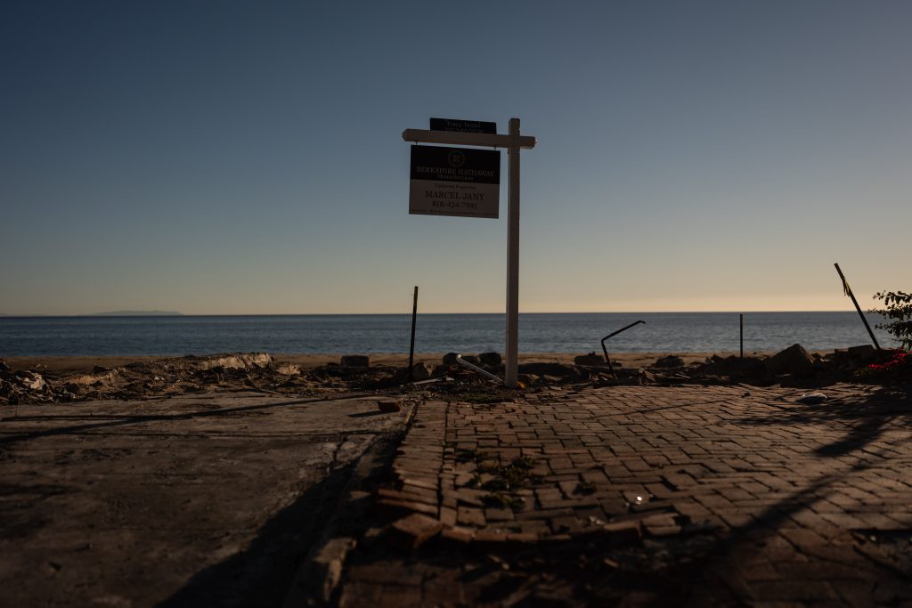 Ένας χρόνος μετά τις φονικές πυρκαγιές στην Καλιφόρνια: Δύσκολη η επιστροφή στην κανονικότητα για τους κατοίκους
