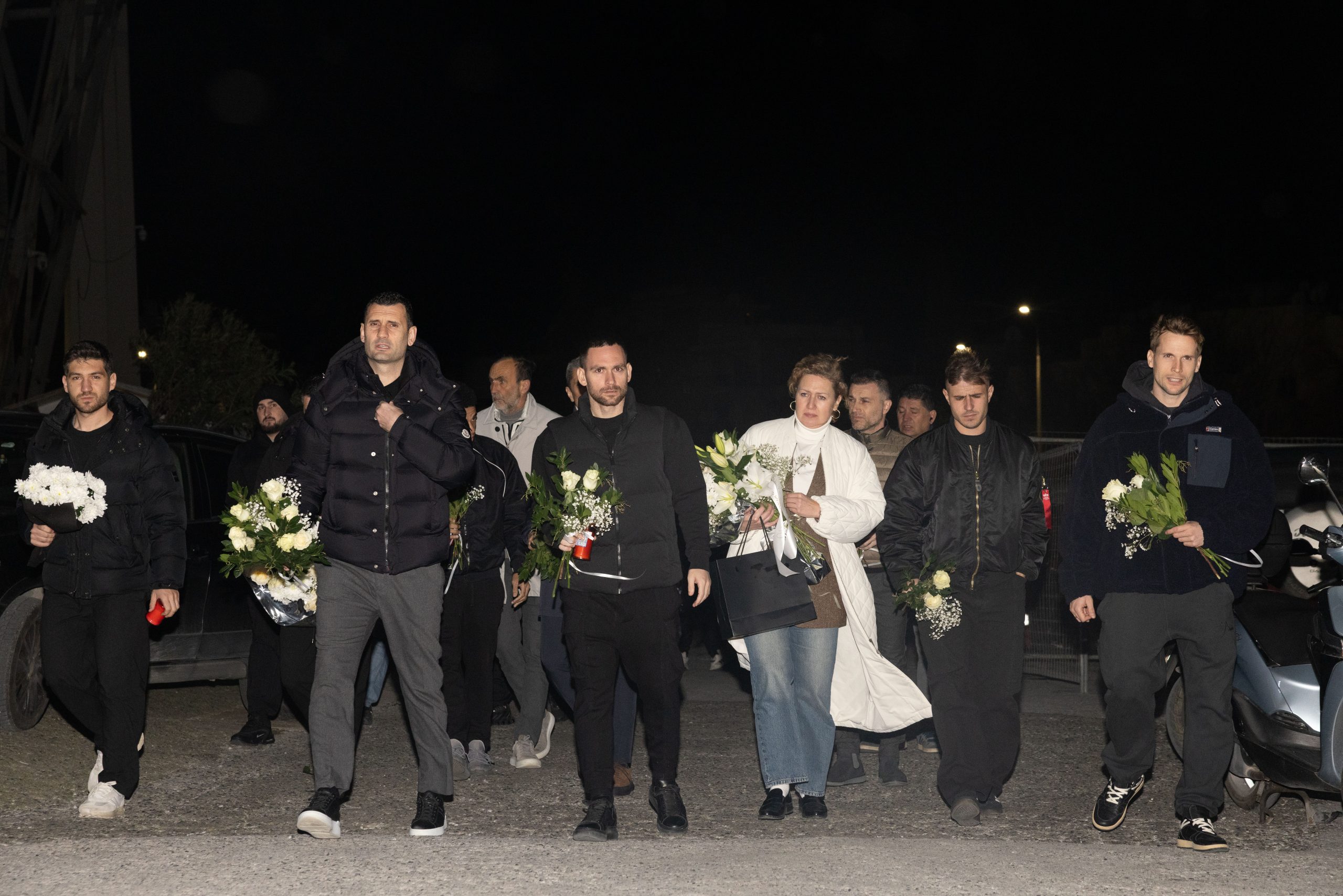 Στην Τούμπα Λουτσέσκου και παίκτες του ΠΑΟΚ – Άφησαν λουλούδια στη μνήμη των επτά οπαδών της ομάδας