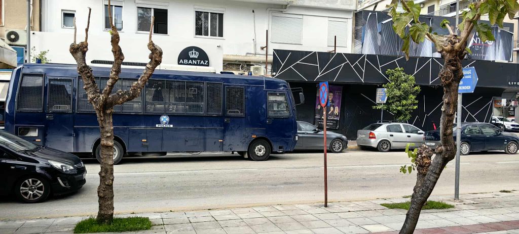 Πάτρα: Επίθεση ατόμων σε κατάστημα ο ιδιοκτήτης του οποίου φέρεται να σχετίζεται με την φονική συμπλοκή