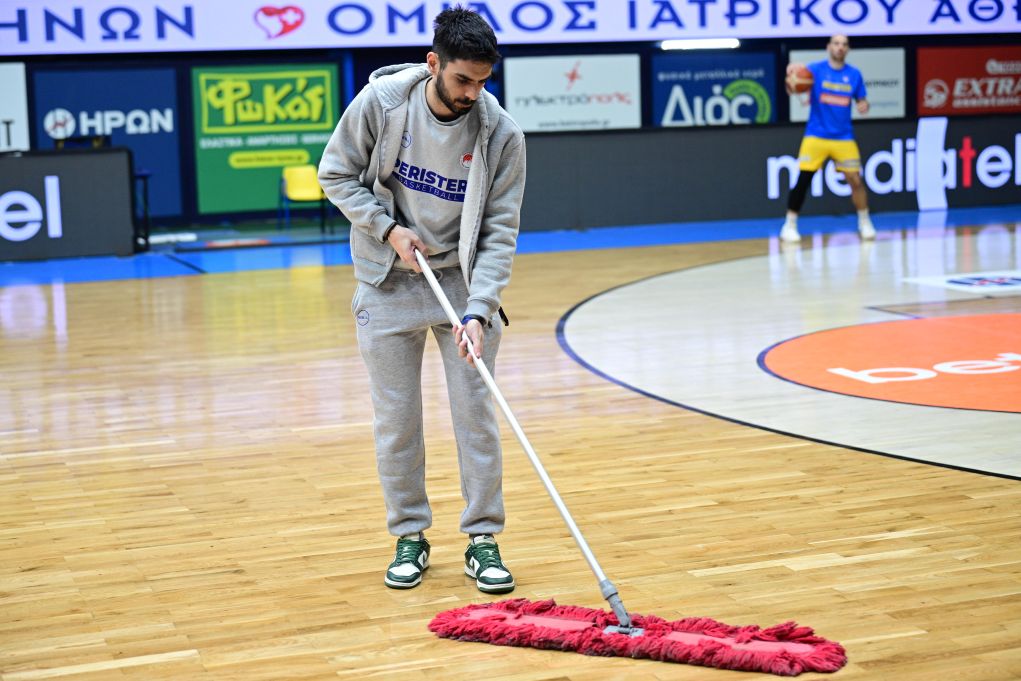 Αναβλήθηκε λόγω κακοκαιρίας ο αγώνας Περιστέρι-Σαραγόσα – Εισέρρεαν νερά από την οροφή