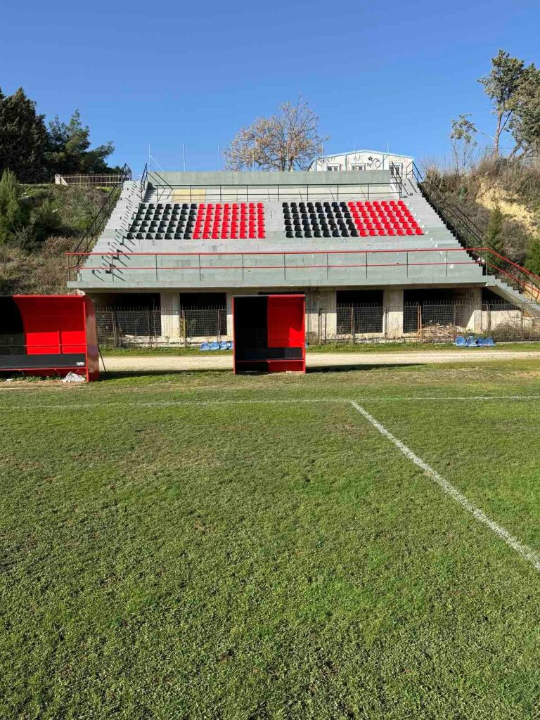 Δήμος Κορινθίων: Νέα καθίσματα για θεατές σε διάφορες αθλητικές εγκαταστάσεις