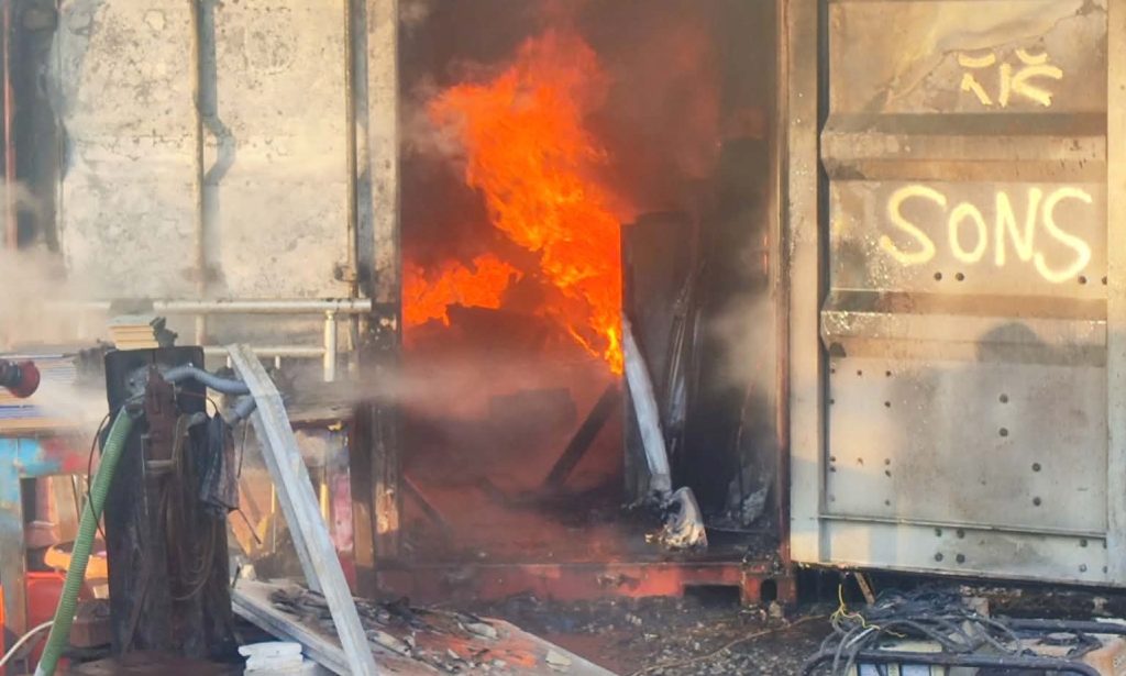 Πυρκαγιά σε αποθήκη στον Πλατανιά Χανίων