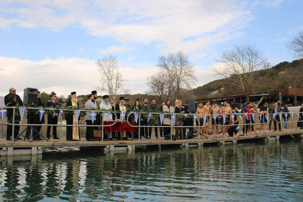 Κοζάνη: Με κατάνυξη και πλήθος πιστών ο καθαγιασμός των υδάτων – Βούτηξαν στα παγωμένα νερά Πολυφύτου και Πραμόριτσας