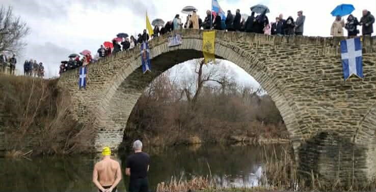 Κοζάνη: Με κατάνυξη και πλήθος πιστών ο καθαγιασμός των υδάτων – Βούτηξαν στα παγωμένα νερά Πολυφύτου και Πραμόριτσας