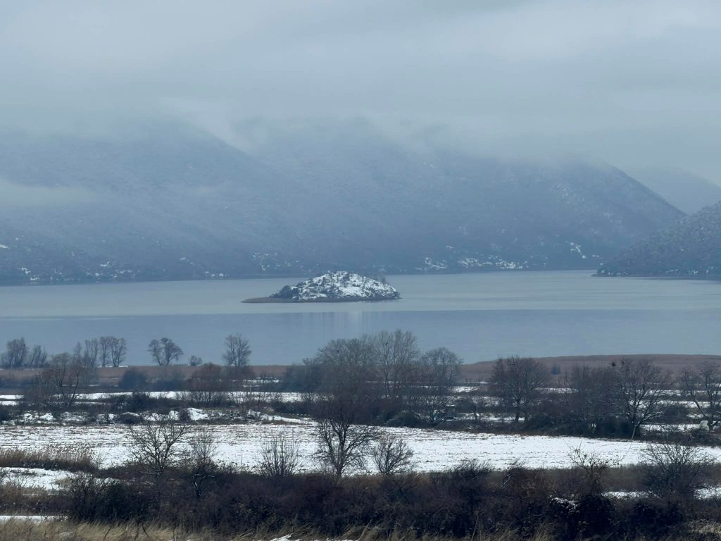 Χωρίς προβλήματα ο χιονιάς στη Δυτική Μακεδονία: Στα λευκά η Καστοριά – Στους 10 πόντους το χιόνι στις Πρέσπες
