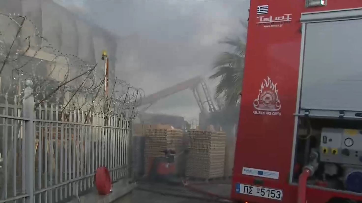 Κορωπί: Υπό έλεγχο τέθηκε η πυρκαγιά που κατεστρεψε δύο αποθήκες επιχείρησης