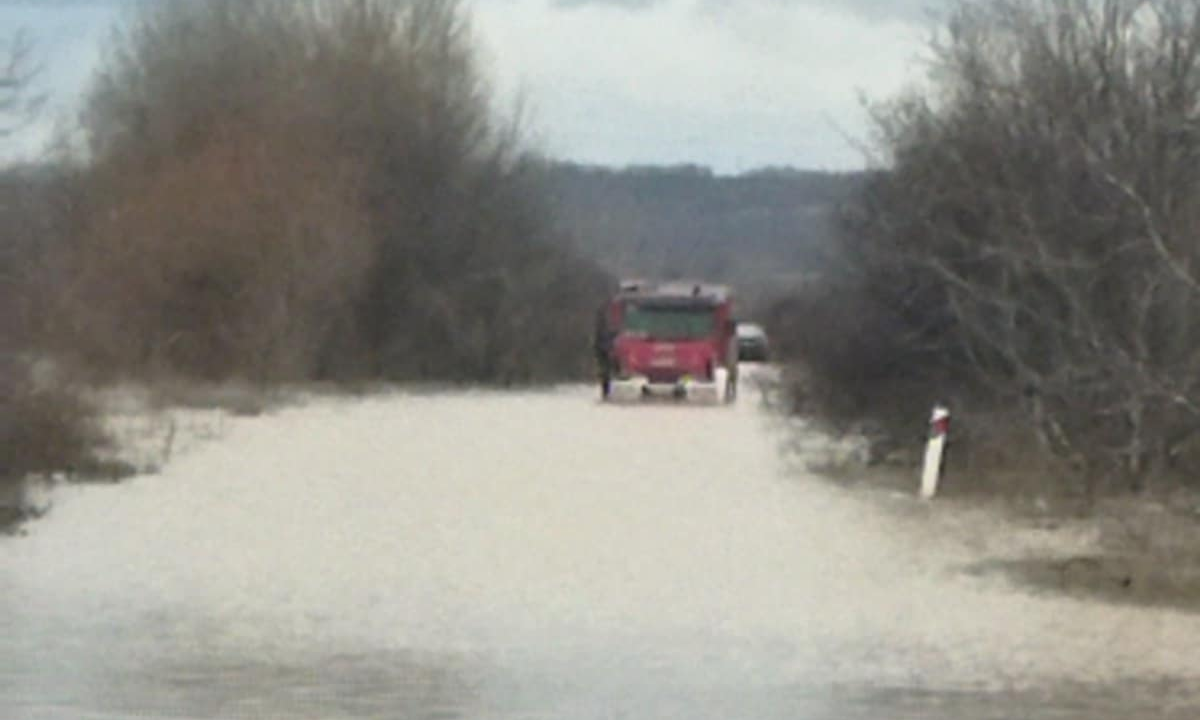 Διδυμότειχο: Επιχείρηση απεγκλωβισμού 4 ατόμων από ΙΧ που ακινητοποιήθηκε σε κλειστή γέφυρα