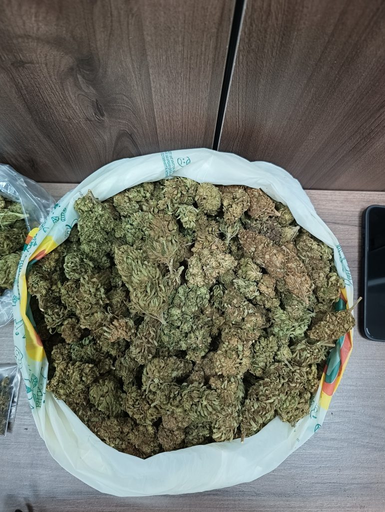 Σύλληψη επ’ αυτοφώρω στο Ρέθυμνο: Φόρτωναν σακούλα με σχεδόν 1 κιλό κάνναβης σε φορτηγό