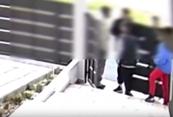 Βίντεο από τη στιγμή που τρεις νεαροί στην Πάτρα, αρπάζουν από δύο παιδιά τα χρήματα από τα κάλαντα