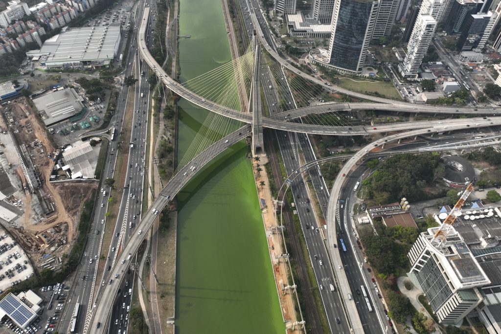 Μια τεράστια καφέ λωρίδα σε μέγεθος ηπείρου απλώνεται στον Ατλαντικό – Γιατί είναι τόσο ανησυχητικό